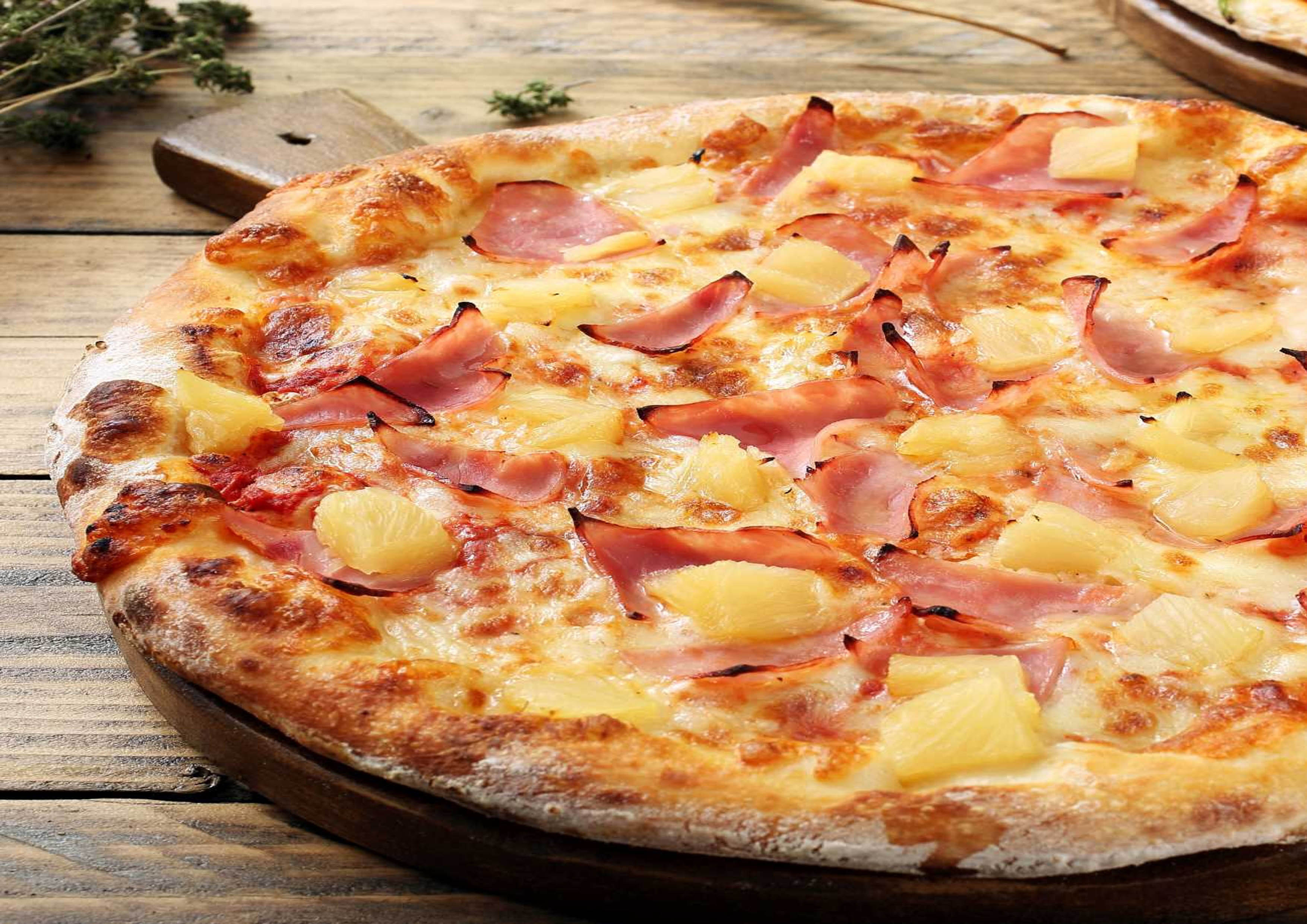 Hawaii (Paradicsom, sajt, oreganó, sonka, ananász)(A,C,G) - Tomate, Käse, Oregano, Schinken, Ananas - Tomato, cheese, oregano, ham, pineapple